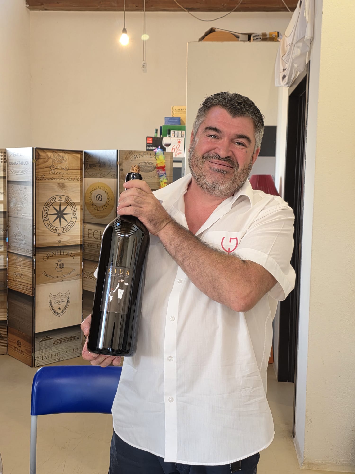 Giuseppe Lecis, detentore della Cantina Lecis con in mano il suo Vino